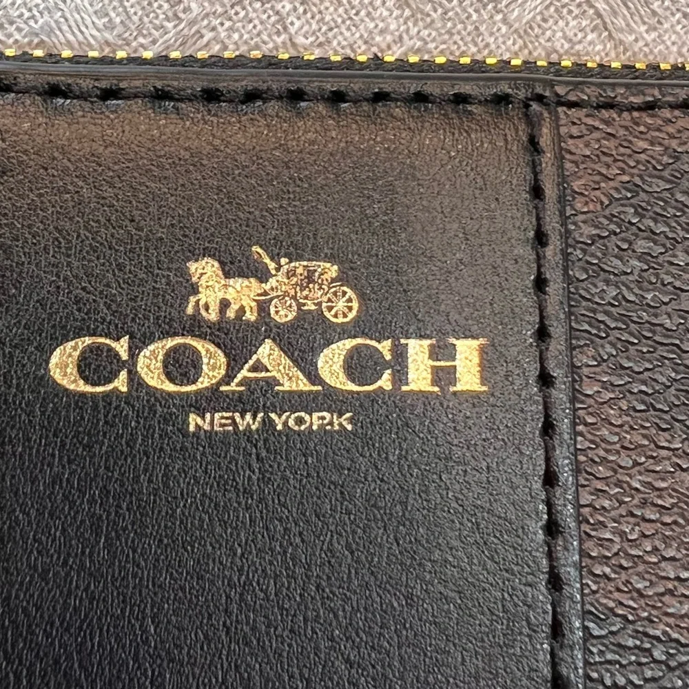 Gorgeous, NWT, black/brown COACH Signature “C” PVC Leather corner zip wristlet - Picture 5 of 15